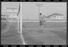 Fotografia "CAMPEONATO CARIOCA DE PROFISSIONAIS DE 1963 (1º TURNO) Jogos - Campeonato Carioca. Flamengo x Madureira (5 x 0) - Vasco x América (2 x 0) e Fluminense x Portuguesa (1 x 1). e Peter Kedzierski, homem voador dos EUA, (Vôo)" ([Local n/d] , 1963) [negativo]. / Fotógrafo(a): Equipe.  -- ITEM-0077.