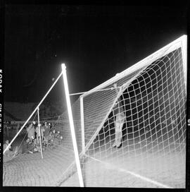 Fotografia "Futebol - Brasil x Paraguai" ([Local n/d] , [Data n/d]) [negativo]. / Fotógrafo(a): Equipe.  -- ITEM-0021.