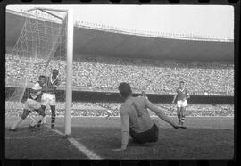 Fotografia "Jogos Campeonato Carioca; 'CAMPEONATO CARIOCA DE 1963' de PROFISSIONAIS (1º Turno) Jogos Vasco x Fluminense (3 x 1) Botafogo x Canto do Rio (3 x 0) America x Madureira (5 x 2) e Olaria x Portuguesa, Reportagem de Esporte" ([Local n/d] , 1963) [negativo]. / Fotógrafo(a): Equipe.  -- ITEM-0146.