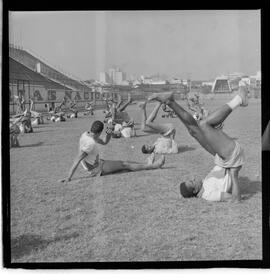 Fotografia "VASCO DA GAMA F.R.' Reunião no Departamento Médico do Vasco da Gama e os jogadores Saulzinho e Maurinho e treino), Reportagem de Esporte" ([Local n/d] , 1963) [negativo]. / Fotógrafo(a): Democrito.  -- ITEM-0008.