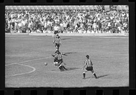 Fotografia "FUTEBOL = 'CAMPEONATO CARIOCA DE PROFISSIONAIS' Jogo Flamengo x Botafogo (3 x 1), America x Portuguesa (2 x 1), Madureira x Bangu (1 x 2), C. Grande x S. Cristovão (1 x 0) e C. Rio x Olaria (1 x 7), Reportagem de Esporte" ([Local n/d] , 1963) [negativo]. / Fotógrafo(a): Equipe.  -- ITEM-0088.