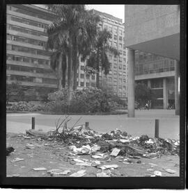 Fotografia "Lixo' Reportagem c/ Lixo na Cidade" ([Local n/d] , 1963) [negativo]. / Fotógrafo(a): Méra.  -- ITEM-0003.