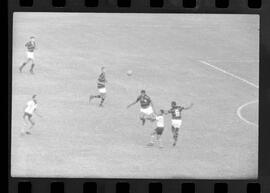 Fotografia "CAPEONATO [CAMPEONATO] CARIOCA DE 1963' (PROFISSIONAIS) (1º Turno) Jogo Famengo [Flamengo] x Campo Grande (5 x 0); Jogo Flamengo e Campo Grande, Reportagem de Esporte" ([Local n/d] , 1963) [negativo]. / Fotógrafo(a): Ribeiro; Demócrito.  -- ITEM-0046.