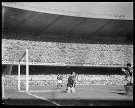 Fotografia "Esporte - futebol - Vasco x Palmeiras" ([Local n/d] , [Data n/d]) [negativo]. / Fotógrafo(a): Ângelo.  -- ITEM-0010.