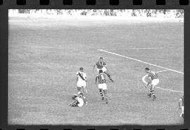 Fotografia "Jogos Campeonato Carioca; 'CAMPEONATO CARIOCA DE 1963' de PROFISSIONAIS (1º Turno) Jogos Vasco x Fluminense (3 x 1) Botafogo x Canto do Rio (3 x 0) America x Madureira (5 x 2) e Olaria x Portuguesa, Reportagem de Esporte" ([Local n/d] , 1963) [negativo]. / Fotógrafo(a): Equipe.  -- ITEM-0226.