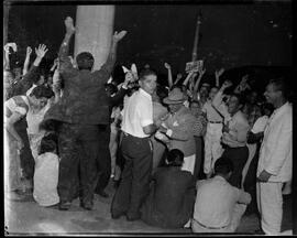 Fotografia "Manifestações populares pelo feito dos brasileiros no Chile" ([Local n/d] , [Data n/d]) [negativo]. / Fotógrafo(a): Jader Neves, Paulo e Ernani Contursi.  -- ITEM-0013.