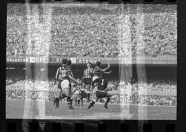 Fotografia "FUTEBOL = 'CAMPEONATO CARIOCA DE PROFISSIONAIS' Jogo Flamengo x Botafogo (3 x 1), America x Portuguesa (2 x 1), Madureira x Bangu (1 x 2), C. Grande x S. Cristovão (1 x 0) e C. Rio x Olaria (1 x 7), Reportagem de Esporte" ([Local n/d] , 1963) [negativo]. / Fotógrafo(a): Equipe.  -- ITEM-0114.