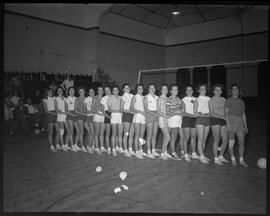 Fotografia "Voleibol - Selecionados brasileiros de voleibol = masculino e feminino" ([Local n/d] , [Data n/d]) [negativo]. / Fotógrafo(a): [Autoria n/d].  -- ITEM-0007.