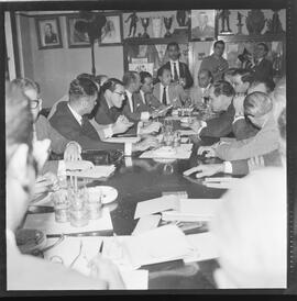 Fotografia "Presidente de clubes com diretores de TV; REUNIÃO DOS CLUBES DE FUTEBOL (DIRETORES) E DIRETORES DE TVS PARA RESOLVEREM O CASO DO CAMPEONATO DE FUTEBOL E TELEVISAMENTO_ HAVELANCE PRESIDIU" ([Local n/d] , 1961) [negativo]. / Fotógrafo(a): Demócrito.  -- ITEM-0015.