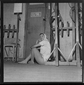 Fotografia "ROSITA LOPES; LOPES..Rosita..vedete - poses diversas" ([Local n/d] , 1961) [negativo]. / Fotógrafo(a): Mera.  -- ITEM-0011.