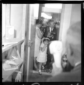 Fotografia "ESCOLA VICENTINA GOULART' Inauguração da Escola D. Vicentina em Brasília por Jango, e filhos na Zona Alfa Noronha" ([Local n/d] , 1963) [negativo]. / Fotógrafo(a): Neville.  -- ITEM-0003.