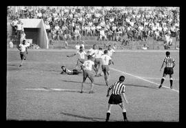 Fotografia "Jogos Campeonato Carioca; 'CAMPEONATO CARIOCA DE 1963' de PROFISSIONAIS (1º Turno) Jogos Vasco x Fluminense (3 x 1) Botafogo x Canto do Rio (3 x 0) America x Madureira (5 x 2) e Olaria x Portuguesa, Reportagem de Esporte" ([Local n/d] , 1963) [negativo]. / Fotógrafo(a): Equipe.  -- ITEM-0159.