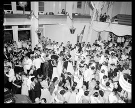 Fotografia "Reportagem sobre o carnaval no dia 31 de dezembro de 1952" ([Local n/d] , 1952) [negativo]. / Fotógrafo(a): Jader Neves.  -- ITEM-0001.