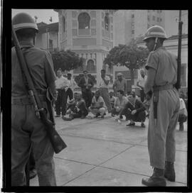 Fotografia "Blitz' na Favela do Esqueleto c/ Broxado; 'BATIDAS POLICIAIS' 'Blitz', na Favela do Esqueleto contra os moradores, Reportagem de Broxada" ([Local n/d] , 1963) [negativo]. / Fotógrafo(a): Ferreira.  -- ITEM-0007.