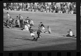 Fotografia "FUTEBOL = 'CAMPEONATO CARIOCA DE PROFISSIONAIS' Jogo Flamengo x Botafogo (3 x 1), America x Portuguesa (2 x 1), Madureira x Bangu (1 x 2), C. Grande x S. Cristovão (1 x 0) e C. Rio x Olaria (1 x 7), Reportagem de Esporte" ([Local n/d] , 1963) [negativo]. / Fotógrafo(a): Equipe.  -- ITEM-0176.