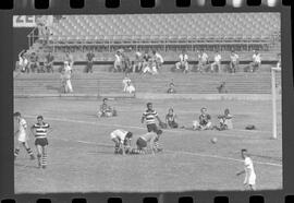 Fotografia "Campeonato Carioca de Profissionais de 63 (1° Turno) Esporte - jogo Fluminense (1 x 0) Bonsucesso" ([Local n/d] , 1963) [negativo]. / Fotógrafo(a): Democrito.  -- ITEM-0024.