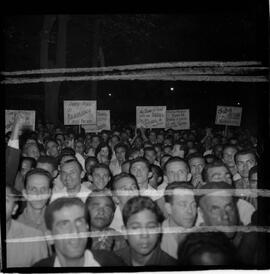 Fotografia "COMANDO GERAL DOS TRABALHADORES' (CGT) Comício da CGT com a presença do deputado Bocayuva Cunha), Reportagem de Antonio Carlos" ([Local n/d] , 1963) [negativo]. / Fotógrafo(a): Paulo André.  -- ITEM-0007.