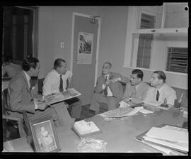 Fotografia "Visita de jornalista egípcio ao Sr. Samuel Wayner [Wainer]" ([Local n/d] , [Data n/d]) [negativo]. / Fotógrafo(a): Almeida.  -- ITEM-0002.