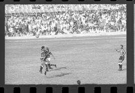 Fotografia "FUTEBOL = 'CAMPEONATO CARIOCA DE PROFISSIONAIS' Jogo Flamengo x Botafogo (3 x 1), America x Portuguesa (2 x 1), Madureira x Bangu (1 x 2), C. Grande x S. Cristovão (1 x 0) e C. Rio x Olaria (1 x 7), Reportagem de Esporte" ([Local n/d] , 1963) [negativo]. / Fotógrafo(a): Equipe.  -- ITEM-0158.