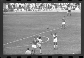 Fotografia "Jogos Campeonato Carioca; 'CAMPEONATO CARIOCA DE 1963' de PROFISSIONAIS (1º Turno) Jogos Vasco x Fluminense (3 x 1) Botafogo x Canto do Rio (3 x 0) America x Madureira (5 x 2) e Olaria x Portuguesa, Reportagem de Esporte" ([Local n/d] , 1963) [negativo]. / Fotógrafo(a): Equipe.  -- ITEM-0238.