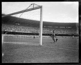 Fotografia "Esportes - Futebol - Diversos" ([Local n/d] , [Data n/d]) [negativo]. / Fotógrafo(a): [Autoria n/d].  -- ITEM-0018.