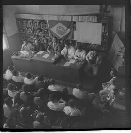 Fotografia "Homenagem ao João Pinheiro Neto, na Vila Portuária, Reportagem de [sem repórter]" ([Local n/d] , 1963) [negativo]. / Fotógrafo(a): Ribeiro.  -- ITEM-0006.