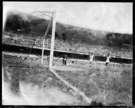 Fotografia "Esporte - Futebol - América x Bangú" ([Local n/d] , [Data n/d]) [negativo]. / Fotógrafo(a): Equipe.  -- ITEM-0011.