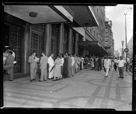 Fotografia "Fila no I.A.P.I" ([Local n/d] , [Data n/d]) [negativo]. / Fotógrafo(a): [Autoria n/d].  -- ITEM-0001.