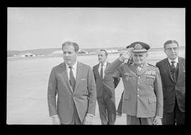 Fotografia "Jango em Recife; Jango Goulart em Recife. sendo recebido pelo Governador Miguel Arraes no Aeroporto do Estado.)" ([Local n/d] , 1963) [negativo]. / Fotógrafo(a): Sucursal.  -- ITEM-0011.