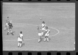 Fotografia "CAMPEONATO CARIOCA DE PROFISSIONAIS DE 1963 (1º TURNO) Jogos - Campeonato Carioca. Flamengo x Madureira (5 x 0) - Vasco x América (2 x 0) e Fluminense x Portuguesa (1 x 1). e Peter Kedzierski, homem voador dos EUA, (Vôo)" ([Local n/d] , 1963) [negativo]. / Fotógrafo(a): Equipe.  -- ITEM-0070.