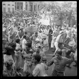 Fotografia "Carnaval - Pernambuco (em geral) 1952" ([Local n/d] , 1952) [negativo]. / Fotógrafo(a): Equipe.  -- ITEM-0008.
