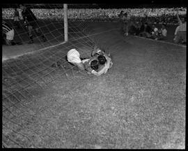 Fotografia "Esporte - Futebol - Palmeiras x Juventus" ([Local n/d] , [Data n/d]) [negativo]. / Fotógrafo(a): Equipe.  -- ITEM-0010.