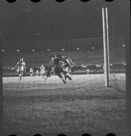 Fotografia "FUTEBOL = Jôgo [Jogo]: BOTAFOGO X OLARIA" ([Local n/d] , 1961) [negativo]. / Fotógrafo(a): Equipe.  -- ITEM-0008.