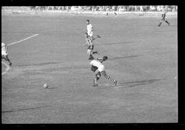 Fotografia "CAMPEONATO CARIOCA DE PROFISSIONAIS DE 1963' (1º TURNO) Jogo Botafogo x Campo Grande (2 x 0)" ([Local n/d] , 1963) [negativo]. / Fotógrafo(a): Demócrito; Ribeiro.  -- ITEM-0013.