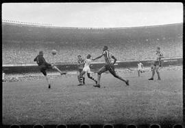 Fotografia "Futebol - R.J. (Campeonato Carioca - Jogo Botafogo x Fluminense), Seção: Esportes" ([Local n/d] , [Data n/d]) [negativo]. / Fotógrafo(a): Equipe.  -- ITEM-0109.