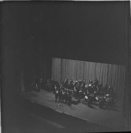 Fotografia "TEATRO MUNICIPAL' 'Noite de Lamartine Babo' no Teatro Municipal, Reportagem de Eli" ([Local n/d] , 1963) [negativo]. / Fotógrafo(a): Roberto.  -- ITEM-0008.