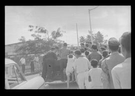 Fotografia "Jango em Recife; Jango Goulart em Recife. sendo recebido pelo Governador Miguel Arraes no Aeroporto do Estado.)" ([Local n/d] , 1963) [negativo]. / Fotógrafo(a): Sucursal.  -- ITEM-0018.