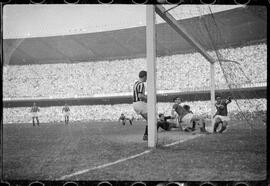 Fotografia "Futebol - R.J. (Copa Rio - 1951) (Maracanã) Juventus 2 (Itália) x Palmeiras 2 (Brasil), Repórter: Equipe, Seção: Esportes" ([Local n/d] , 1951) [negativo]. / Fotógrafo(a): Equipe.  -- ITEM-0001.