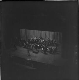 Fotografia "TEATRO MUNICIPAL' 'Noite de Lamartine Babo' no Teatro Municipal, Reportagem de Eli" ([Local n/d] , 1963) [negativo]. / Fotógrafo(a): Roberto.  -- ITEM-0003.