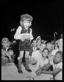 Fotografia "Carnaval de 1952 na Avenida Presidente" ([Local n/d] , 1952) [negativo]. / Fotógrafo(a): Equipe.  -- ITEM-0003.