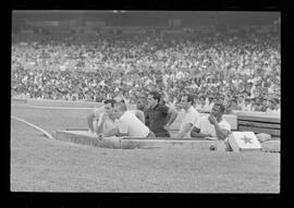 Fotografia "FUTEBOL = 'CAMPEONATO CARIOCA DE PROFISSIONAIS' Jogo Flamengo x Botafogo (3 x 1), America x Portuguesa (2 x 1), Madureira x Bangu (1 x 2), C. Grande x S. Cristovão (1 x 0) e C. Rio x Olaria (1 x 7), Reportagem de Esporte" ([Local n/d] , 1963) [negativo]. / Fotógrafo(a): Equipe.  -- ITEM-0143.