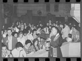 Fotografia "IGREJA SÃO SEBASTIÃO' Benção na Igreja dos Capuchinhos" ([Local n/d] , 1963) [negativo]. / Fotógrafo(a): Adyr Vieira.  -- ITEM-0005.