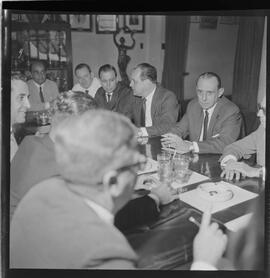 Fotografia "Presidente de clubes com diretores de TV; REUNIÃO DOS CLUBES DE FUTEBOL (DIRETORES) E DIRETORES DE TVS PARA RESOLVEREM O CASO DO CAMPEONATO DE FUTEBOL E TELEVISAMENTO_ HAVELANCE PRESIDIU" ([Local n/d] , 1961) [negativo]. / Fotógrafo(a): Demócrito.  -- ITEM-0001.