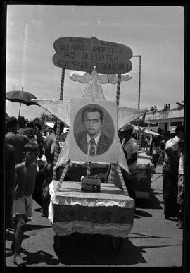 Fotografia "Banho a fantasia em Ramos e homenagem a Última Hora na Ilha do Governador" ([Local n/d] , [Data n/d]) [negativo]. / Fotógrafo(a): Rodo.  -- ITEM-0020.