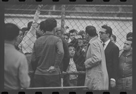 Fotografia "TREINO DO FLAMENGO; 'FLAMENGO FR' Treino do Flamengo com a presença do presidente Fadel Fadel" ([Local n/d] , 1963) [negativo]. / Fotógrafo(a): L. Pinto.  -- ITEM-0014.