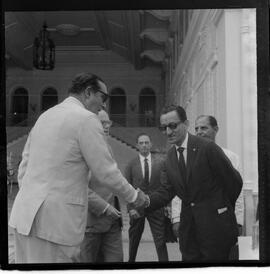 Fotografia "Governadores do Pará e Guanabara Lacerda x Aurelio do Carmo; Governadores do Pará x Guanabara Dr. Aurelio do Carmo x C. Lacerda" ([Local n/d] , 1963) [negativo]. / Fotógrafo(a): Luiz Pinto.  -- ITEM-0019.