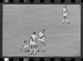 Fotografia "CAMPEONATO CARIOCA DE PROFISSIONAIS DE 1963' (1º Turno) Jogo Vasco da Gama x Olaria (1 x 0) no Maracanã" ([Local n/d] , 1963) [negativo]. / Fotógrafo(a): Demócrito; Ribeiro.  -- ITEM-0035.