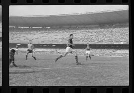 Fotografia "FUTEBOL = 'CAMPEONATO CARIOCA DE PROFISSIONAIS' Jogo Flamengo x Botafogo (3 x 1), America x Portuguesa (2 x 1), Madureira x Bangu (1 x 2), C. Grande x S. Cristovão (1 x 0) e C. Rio x Olaria (1 x 7), Reportagem de Esporte" ([Local n/d] , 1963) [negativo]. / Fotógrafo(a): Equipe.  -- ITEM-0267.