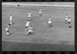 Fotografia "CAMPEONATO CARIOCA DE PROFISSIONAIS DE 1963' (1º Turno) Jogo Bangú x S. Cristovão (3 x 0)" ([Local n/d] , 1963) [negativo]. / Fotógrafo(a): Rodolfo.  -- ITEM-0010.