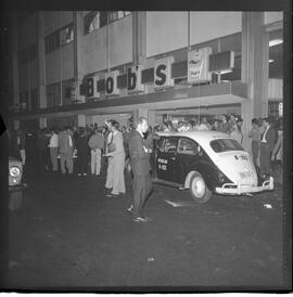 Fotografia "CONFLITOS' Conflito no L. Da Carioca Aeronáutica x PM, Reportagem de Mattos" ([Local n/d] , 1963) [negativo]. / Fotógrafo(a): Gomes.  -- ITEM-0003.